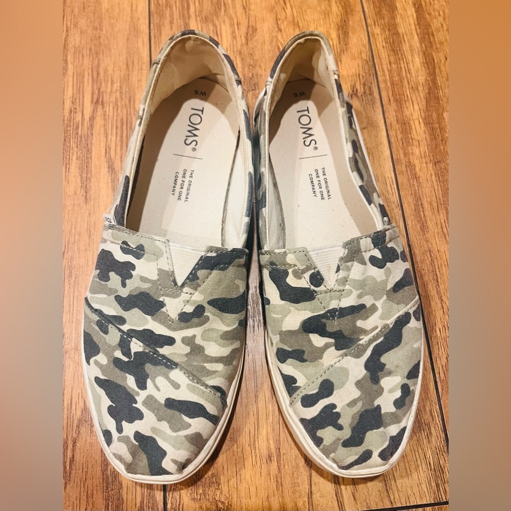 Tom’s camo slide loafers